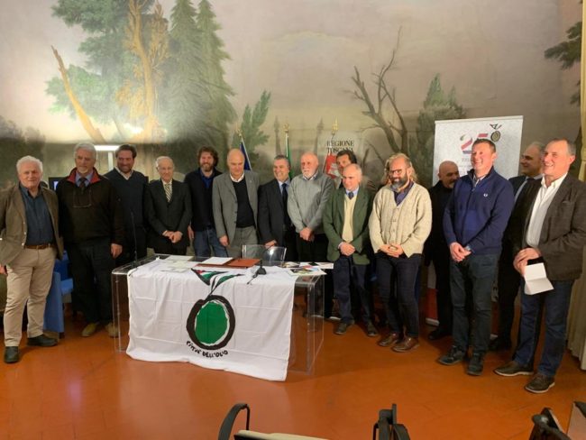 foto dei firmatari del progetto foto dei firmatari del progetto con la bandiera dell'associazione Città dell'Olio