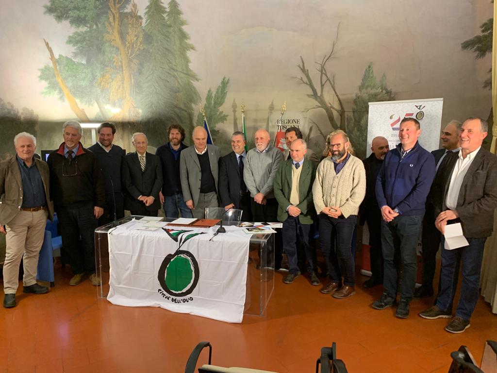 foto dei firmatari del progetto foto dei firmatari del progetto con la bandiera dell'associazione Città dell'Olio