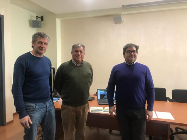 Luciano Gigliotti, Gianpiero Secco e Paolo Caselli in piedi per una foto a seguito di una conferenza stampa