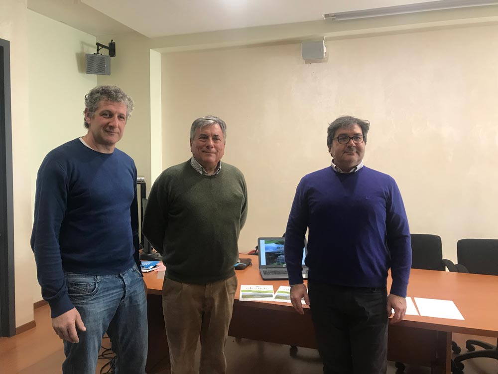 Luciano Gigliotti, Gianpiero Secco e Paolo Caselli in conferenza stampa Luciano Gigliotti, Gianpiero Secco e Paolo Caselli in piedi per una foto a seguito di una conferenza stampa