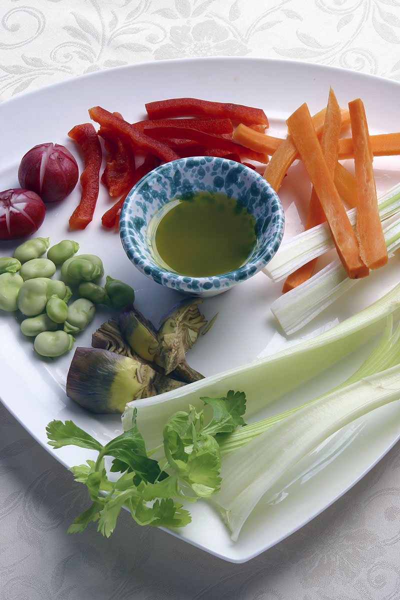 Pinzimonio con l’olio dop Seggiano Un piatto con verdure fresche e olio dop Seggiano